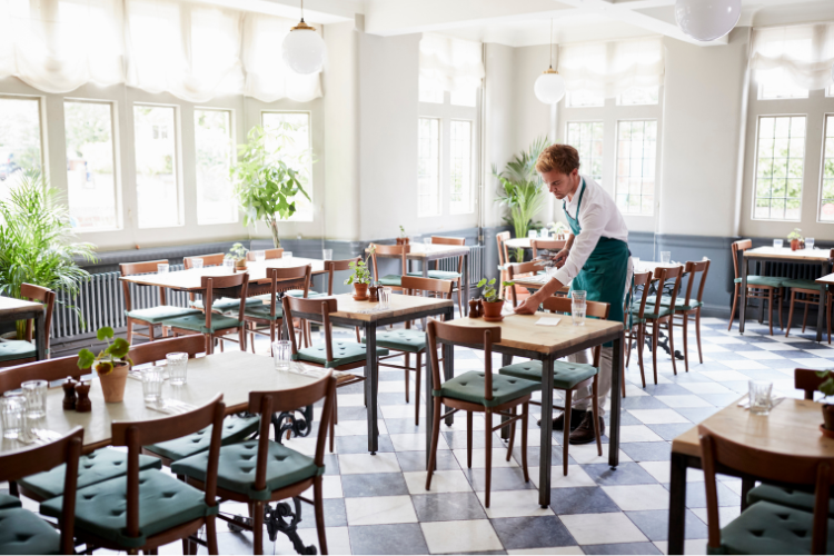 Cuántas mesas caben en un restaurante