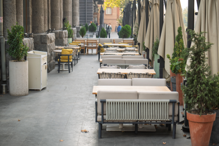 Cómo diseñar una terraza de bar para maximizar ingresos